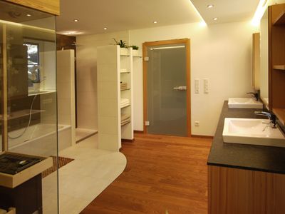 Schwarz Wellness Bad 15